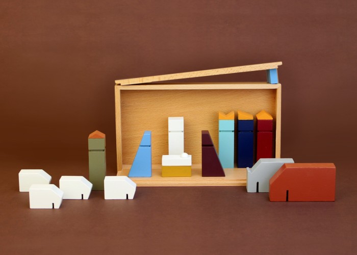 Wooden Nativity Scene Modern Floris Hovers on brown SQ v2